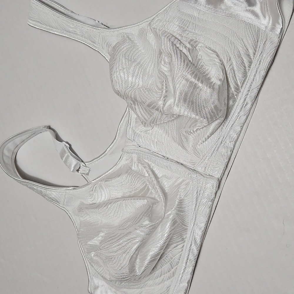 Playtex Front Closure Elegant White Padded Shoulders Women's Bra Size 42C
